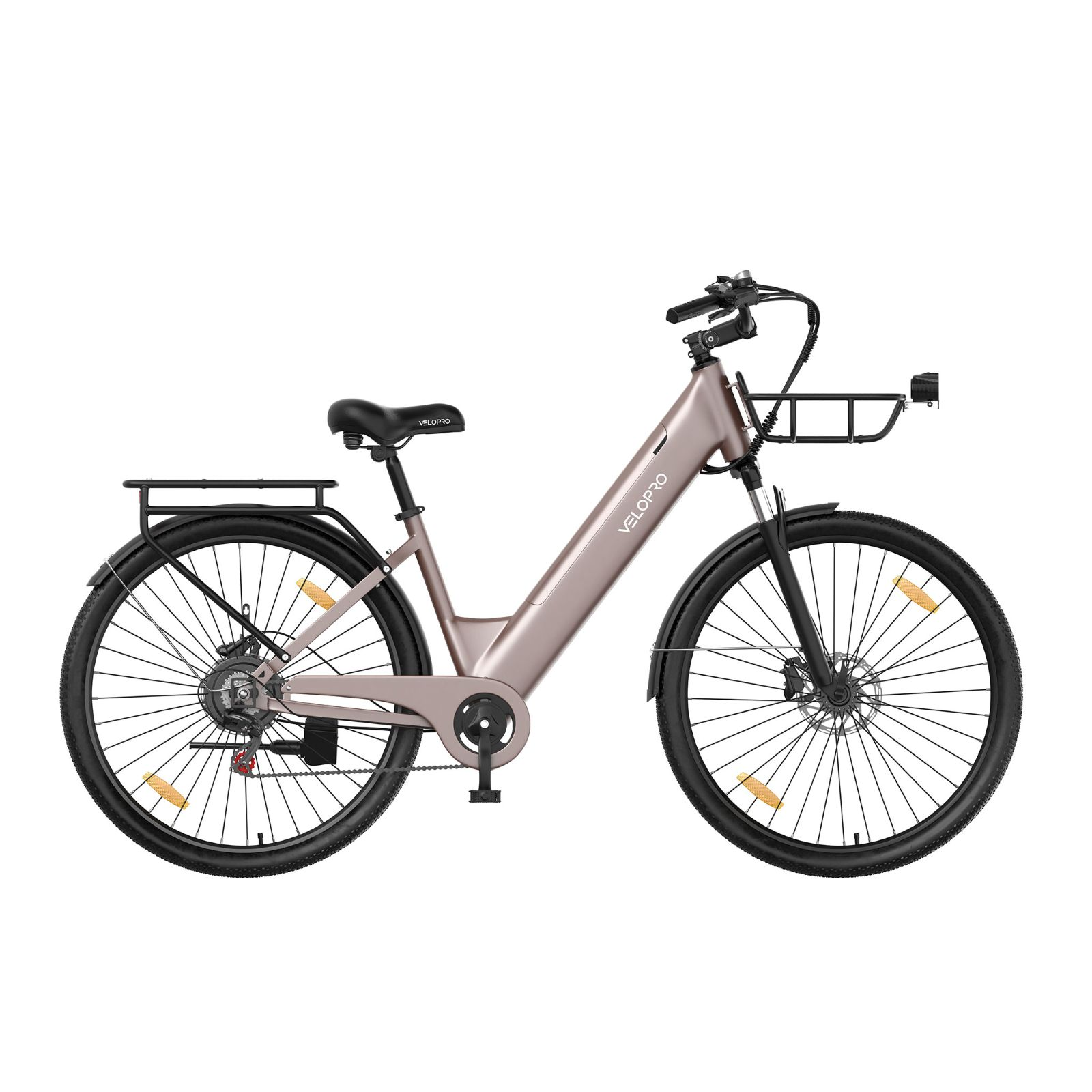 Una bicicleta eléctrica rosa moderna con asiento negro, cesta delantera y portaequipajes sobre fondo blanco.