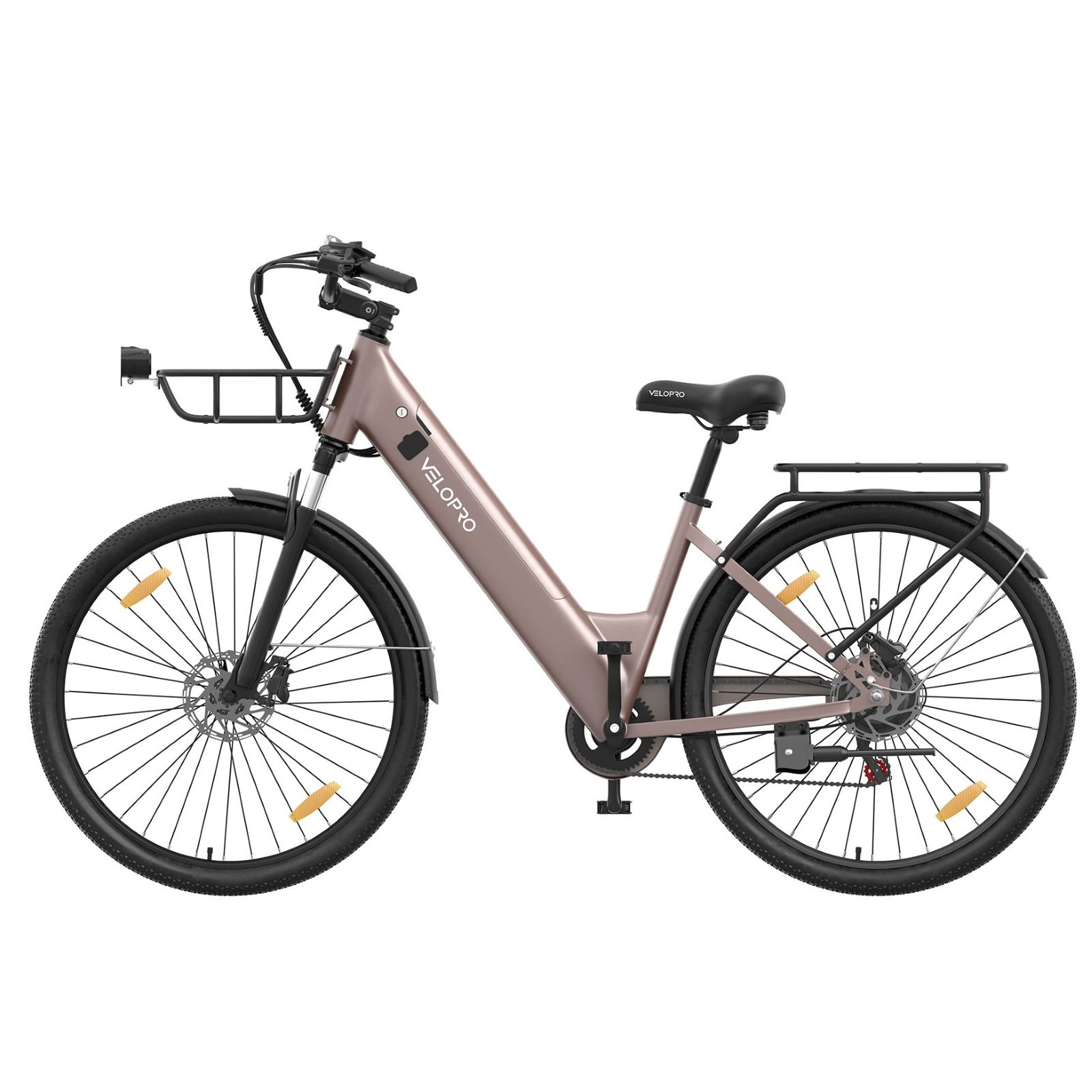 Bicicleta eléctrica urbana color oro rosa con cesta delantera, portaequipajes trasero y guardabarros sobre fondo blanco.
