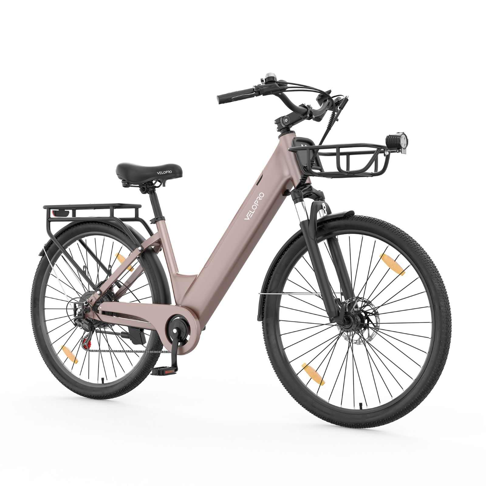 Una bicicleta eléctrica rosa moderna con cesta delantera, parrilla trasera y manillar negro sobre fondo blanco.