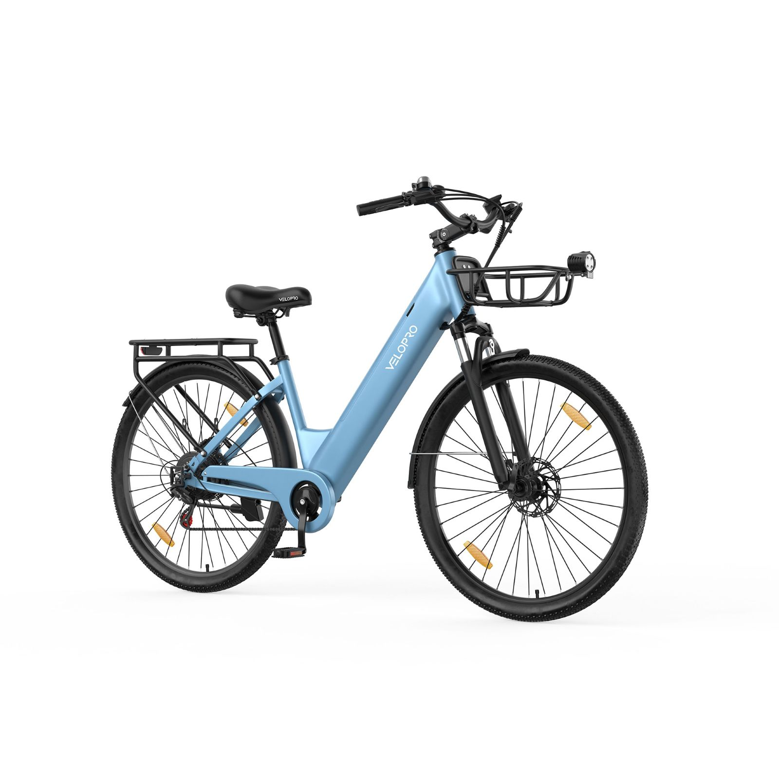 Una bicicleta eléctrica azul claro con cesta delantera, portaequipajes y neumáticos negros sobre fondo blanco.