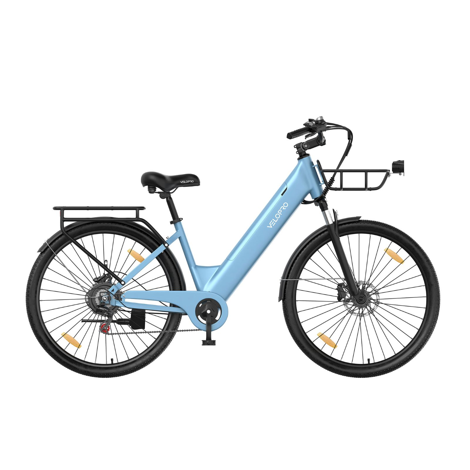 Una bicicleta eléctrica azul claro con parrilla trasera negra, cesta delantera y guardabarros sobre fondo blanco.