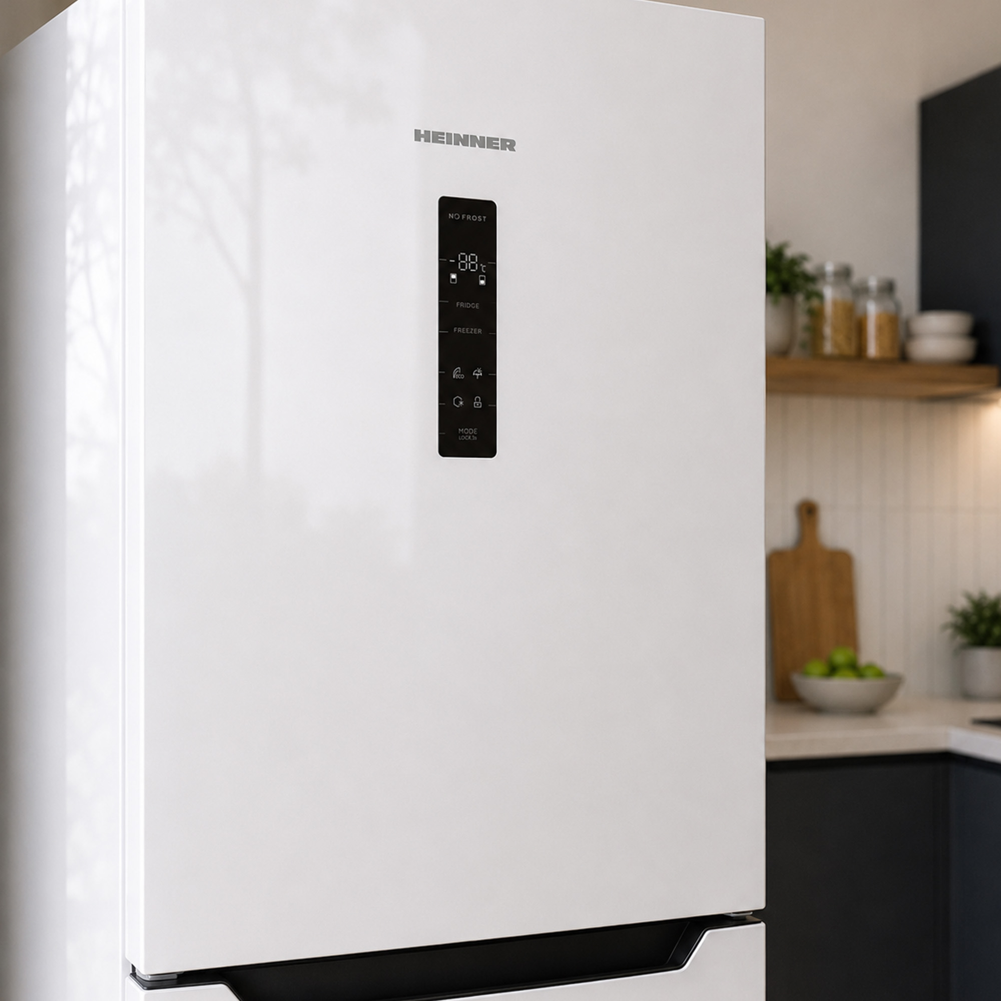 Een witte Heinner koelkast met een zwart LED-scherm staat in een moderne keuken.