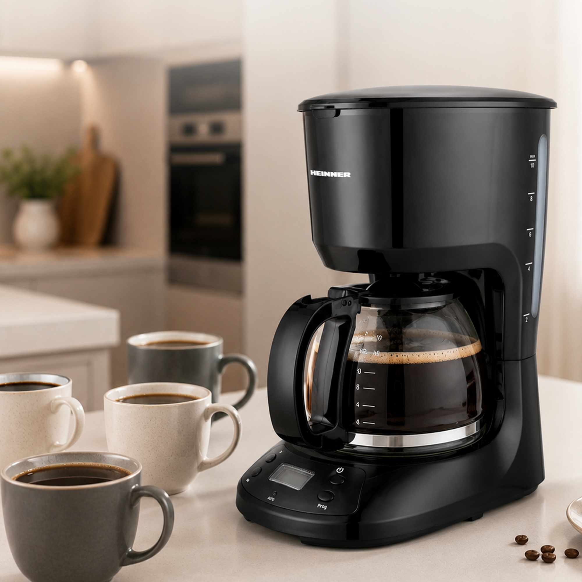 Eine schwarze Filterkaffeemaschine auf einer Theke mit vier gefüllten Tassen und Kaffeebohnen.