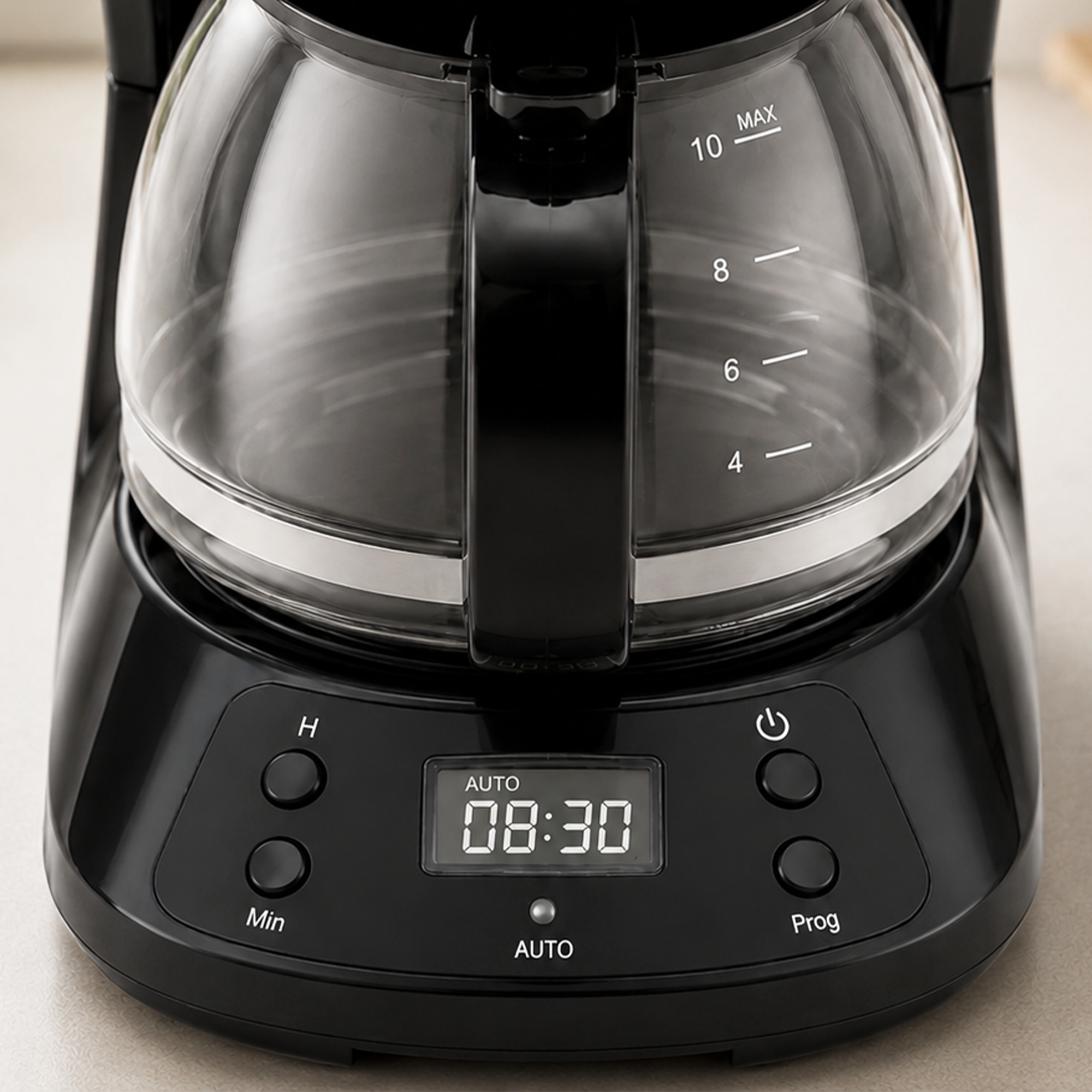 Eine schwarze Kaffeemaschine mit digitaler Anzeige zeigt 08:30 Uhr und hat eine gläserne Kanne.