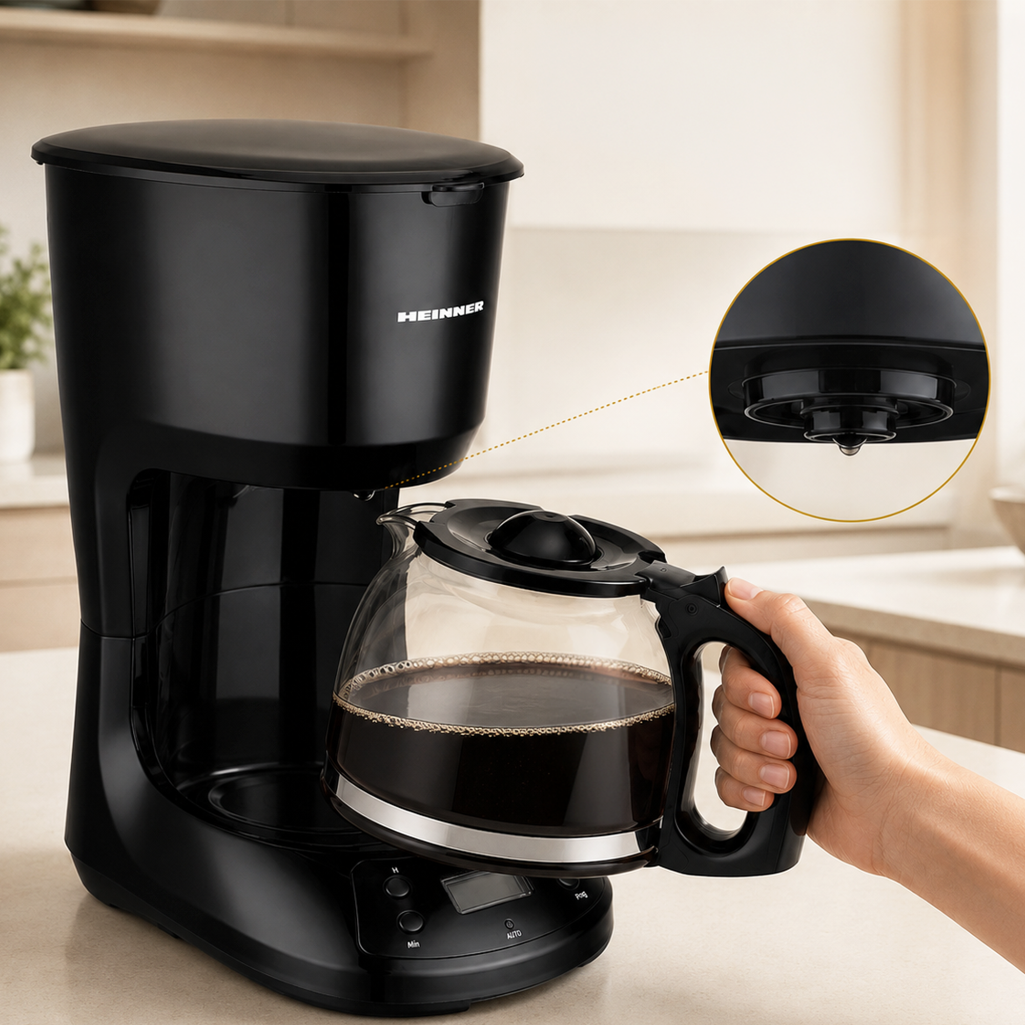 Schwarze Kaffeemaschine auf einer Küchentheke mit Kaffeekanne in der Hand, Detailansicht des Tropfstopps.