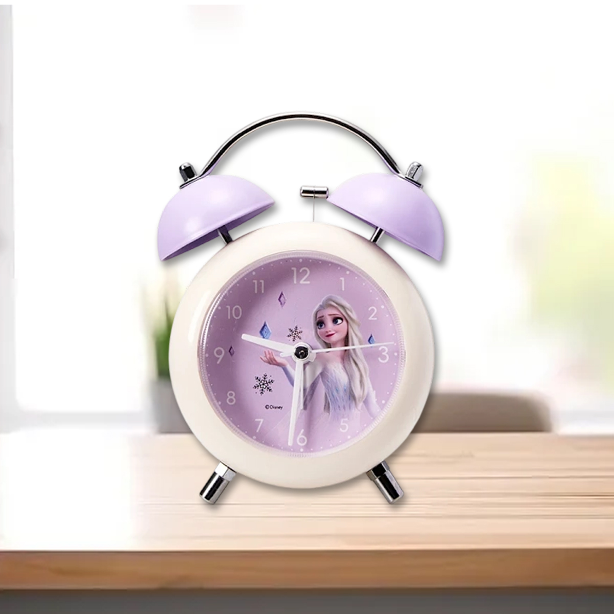 Ein violett-weisses Disney Frozen Elsa Doppelglocken-Wecker steht auf einem Holztisch.