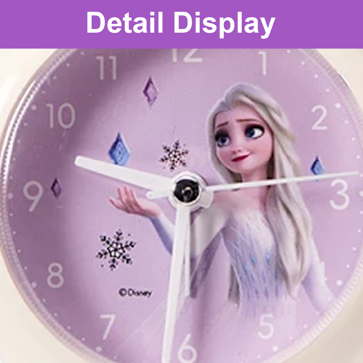 Detailansicht eines lilafarbenen Weckers mit Elsa aus Disneys Die Eiskönigin und Schneeflocken auf dem Zifferblatt.