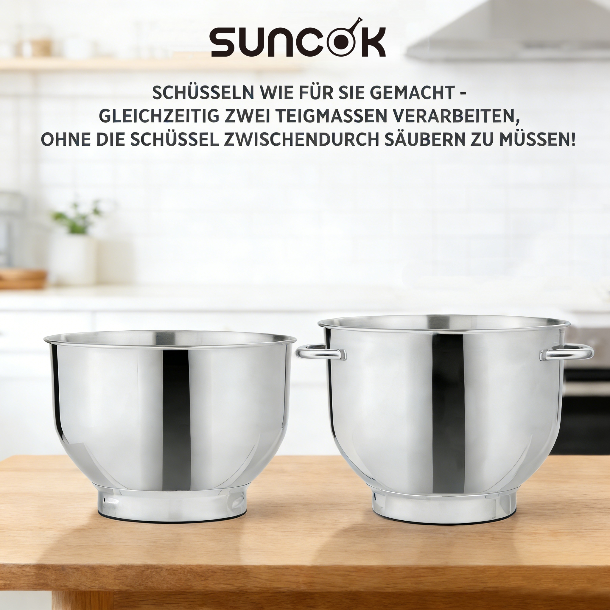 Zwei Edelstahl-Rührschüsseln stehen auf einem Holztisch vor einer modernen Küche.