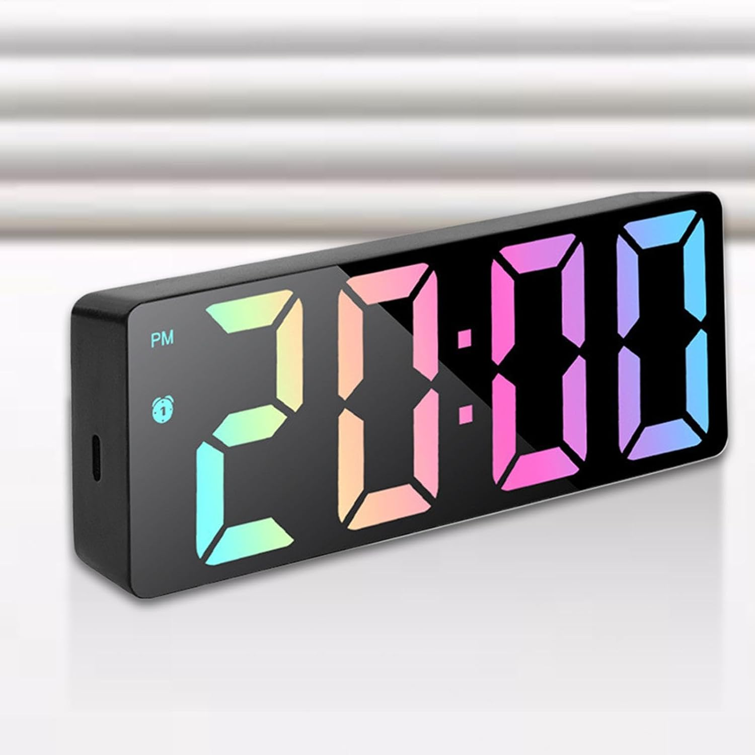 Ein moderner schwarzer Digitalwecker zeigt in leuchtenden Regenbogenfarben die Uhrzeit 20:00 an.