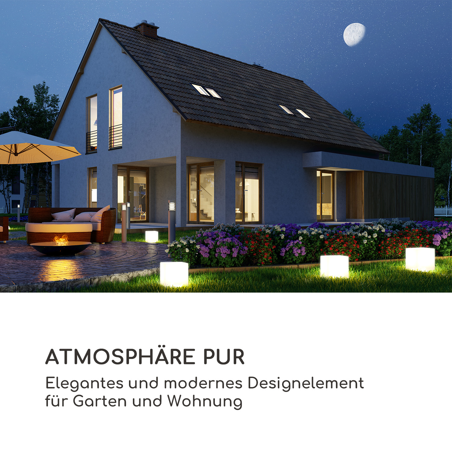 Beleuchtetes modernes Haus bei Nacht mit Garten, Feuerstelle und Blumenbeet.