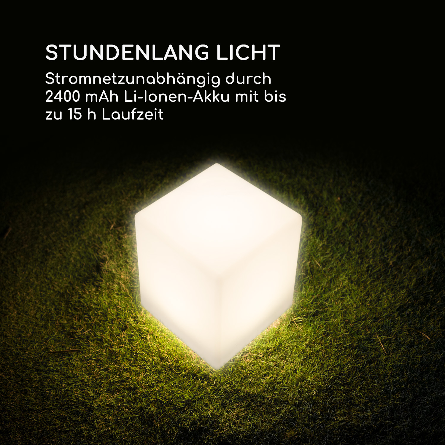 Ein leuchtender weißer Lichtwürfel auf dunklem Rasen im Garten mit Text oben.