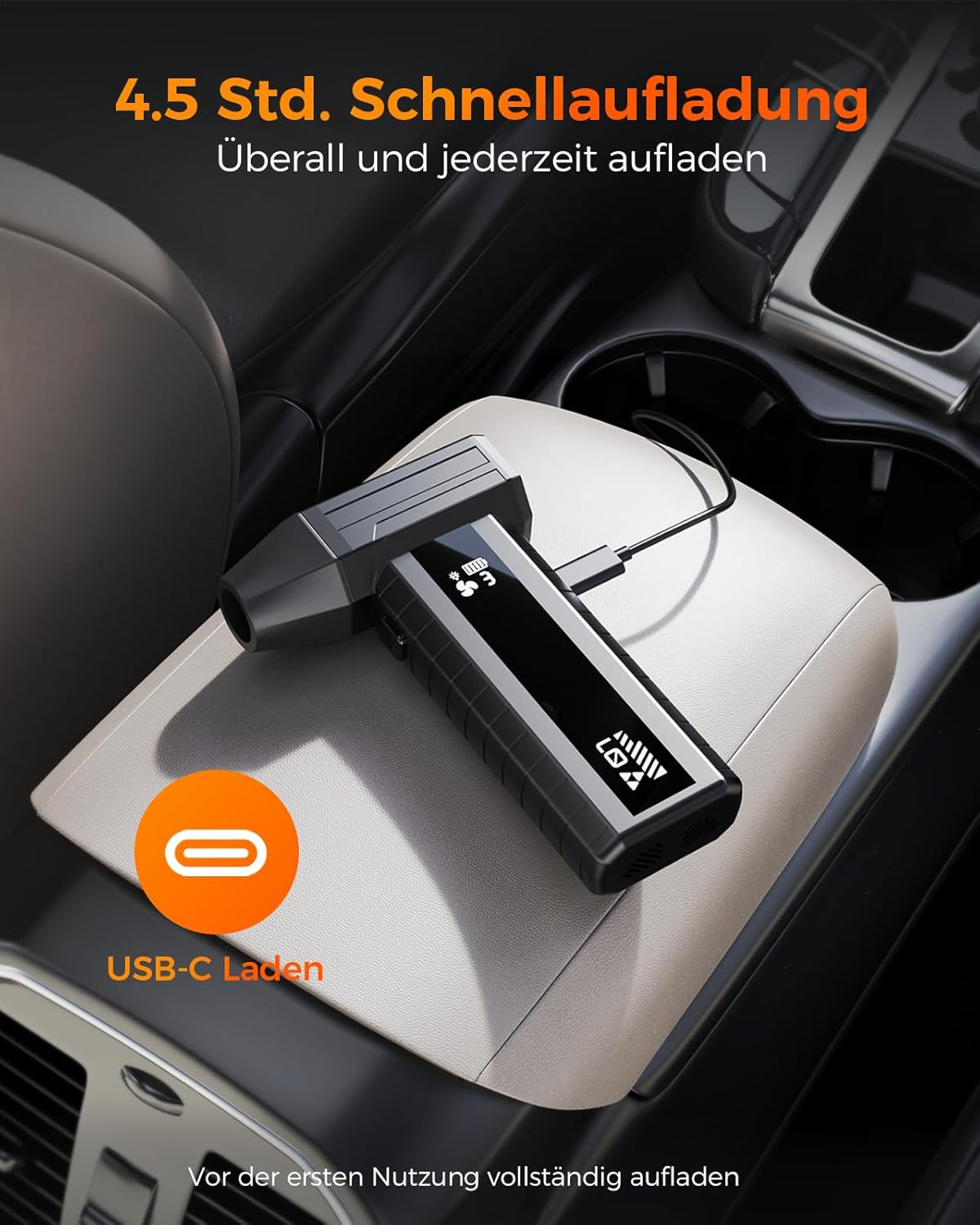 Ein tragbares Mini-Gerät wird über USB-C auf einer Auto-Armlehne aufgeladen.