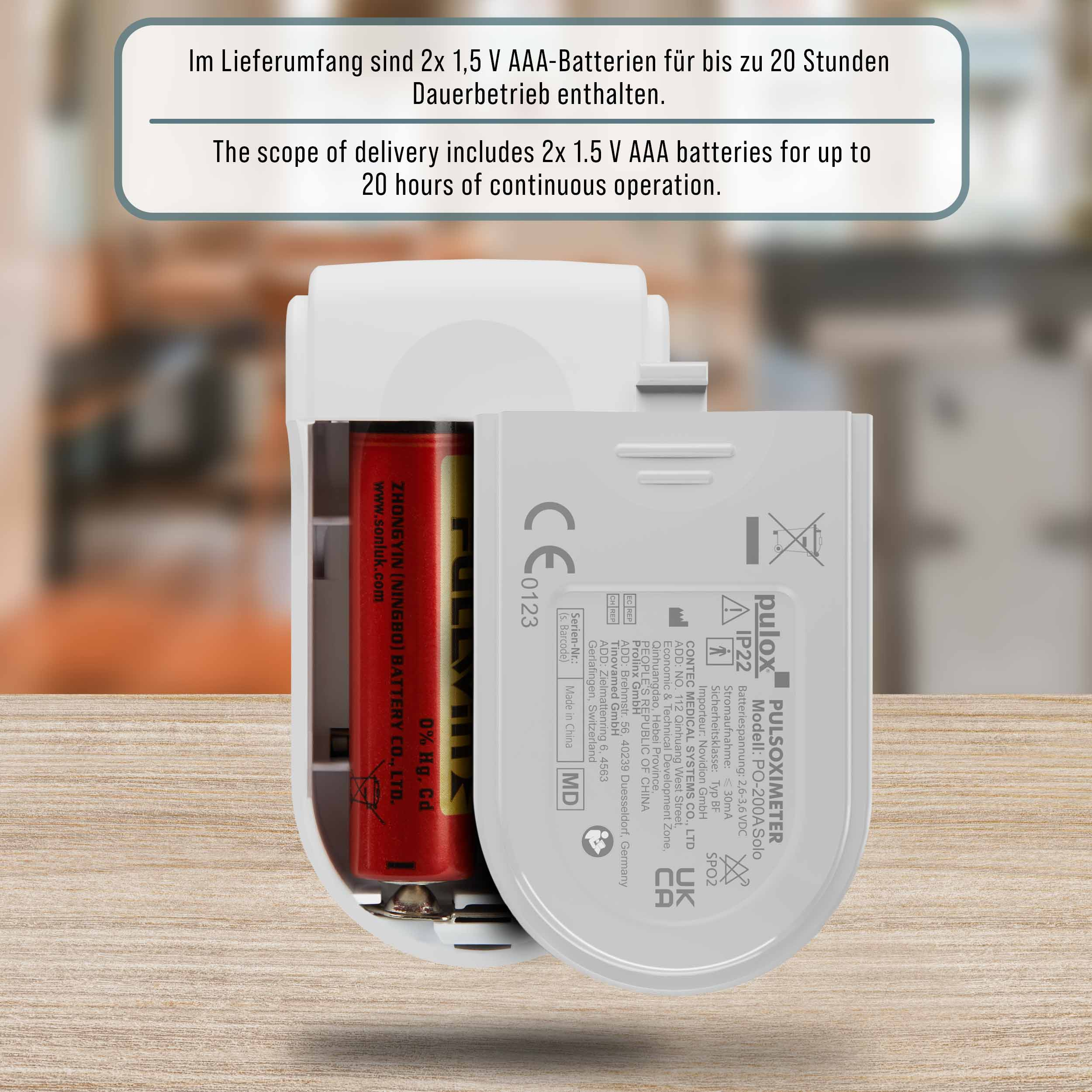 Geöffnetes Batteriefach eines Pulox Puloxymeters mit einer roten AAA-Batterie.