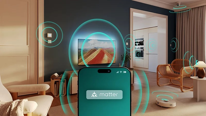 Smartfon na pierwszym planie łączy się z urządzeniami smart home Matter w salonie.
