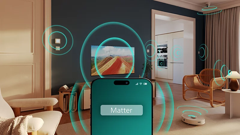 Smartfon na pierwszym planie z logo Matter łączy się bezprzewodowo z różnymi inteligentnymi urządzeniami.