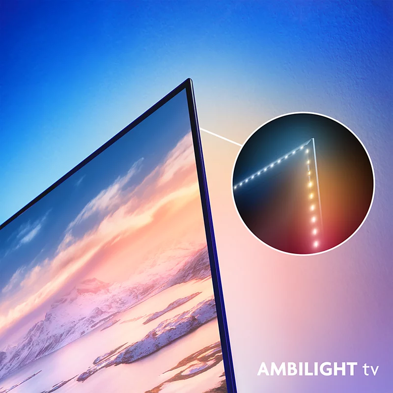 Zbliżenie narożnika telewizora z podświetleniem Ambilight na tle niebieskiej ściany.