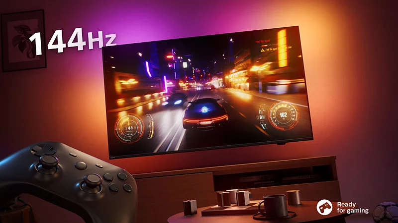 Ekran do gier 144Hz przedstawia grę wyścigową, otoczoną nastrojowym oświetleniem, z kontrolerem na pierwszym planie.