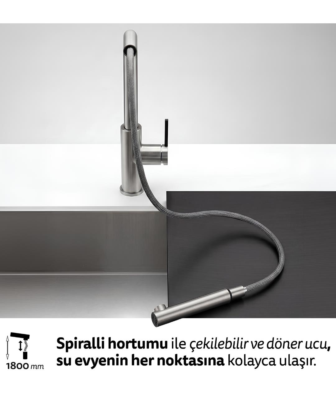 Evye ve siyah yüzey üzerinde çekilebilir örgülü hortumlu modern paslanmaz çelik mutfak bataryası.