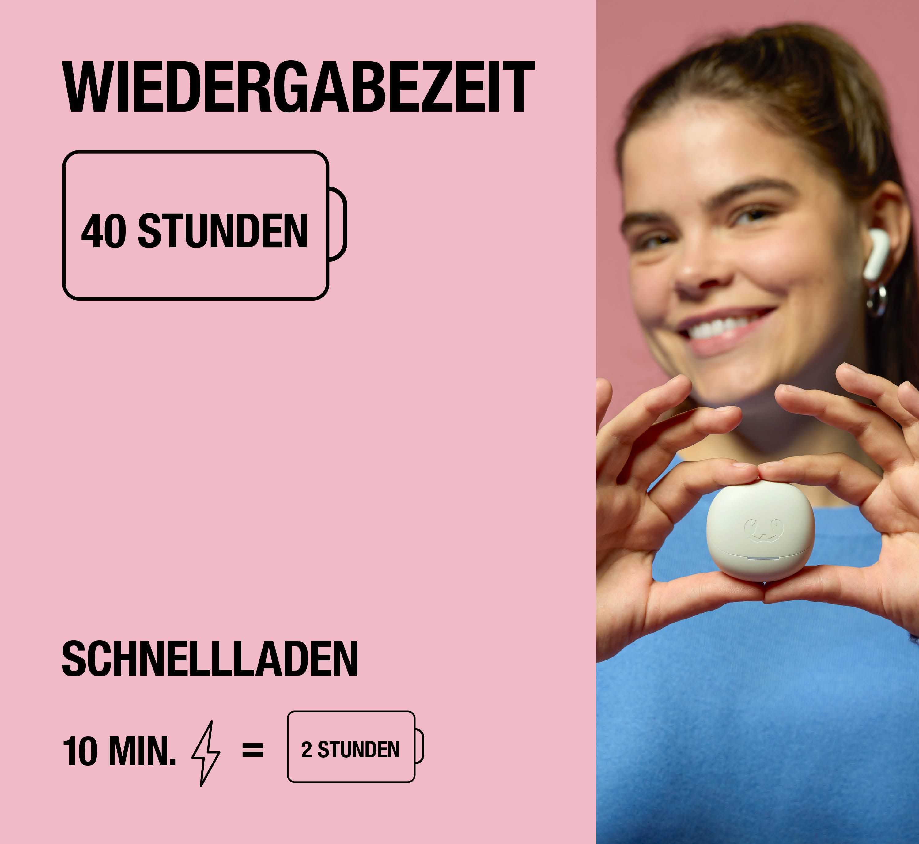 Eine Frau in Blau zeigt ein weißes Ladeetui. Text informiert über 40 Stunden Wiedergabezeit und Schnellladen.