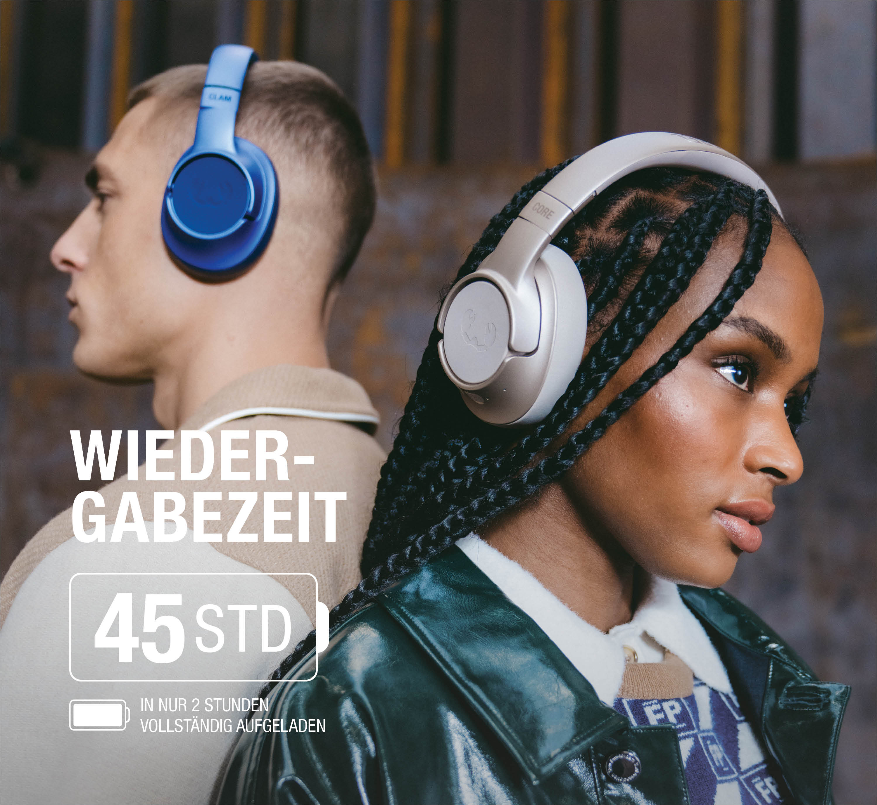 Dos personas con auriculares miran hacia un lado, con texto sobre el tiempo de reproducción.