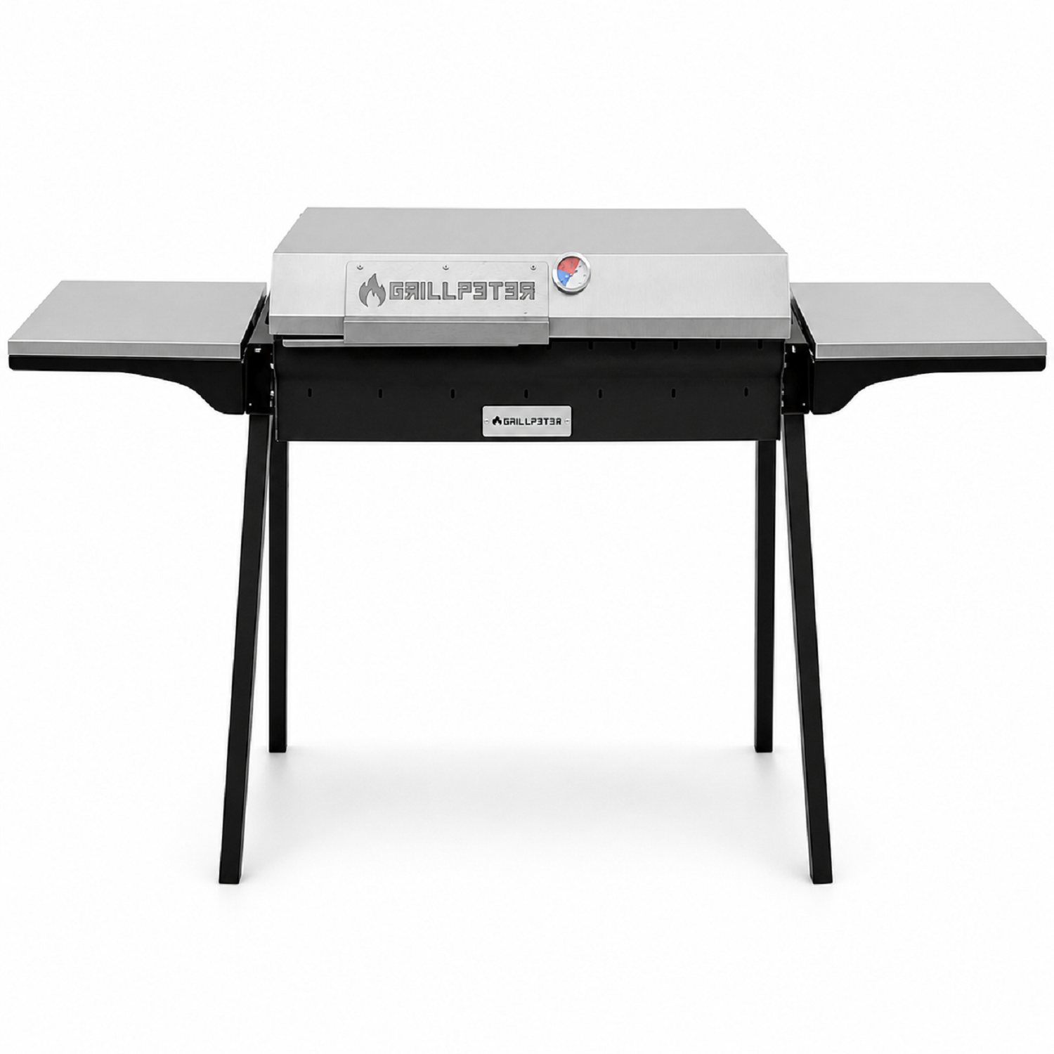 Silberner Gasgrill mit schwarzem Untergestell und zwei Seitentischen auf weißem Hintergrund.