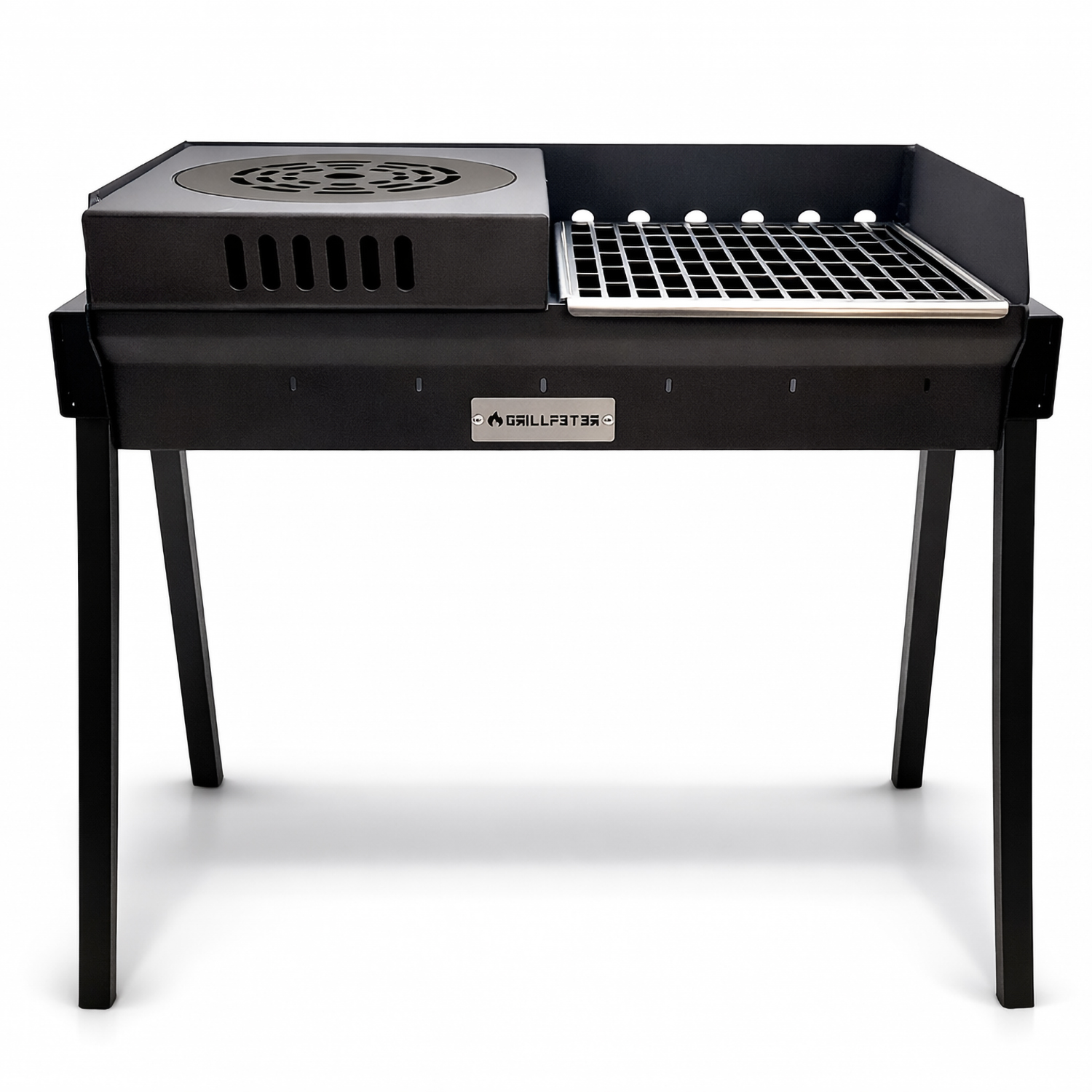 Ein schwarzer Standgrill mit Seitenbelüftung und Edelstahl-Grillrost auf einem weißen Hintergrund.