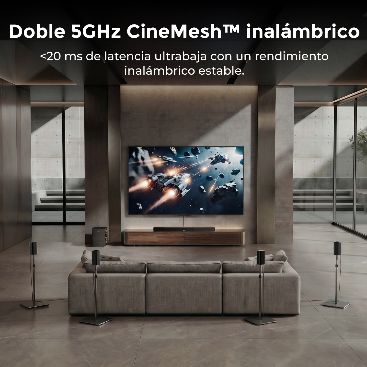 Un cine en casa moderno con un televisor grande que muestra una batalla espacial, un sofá gris y altavoces.