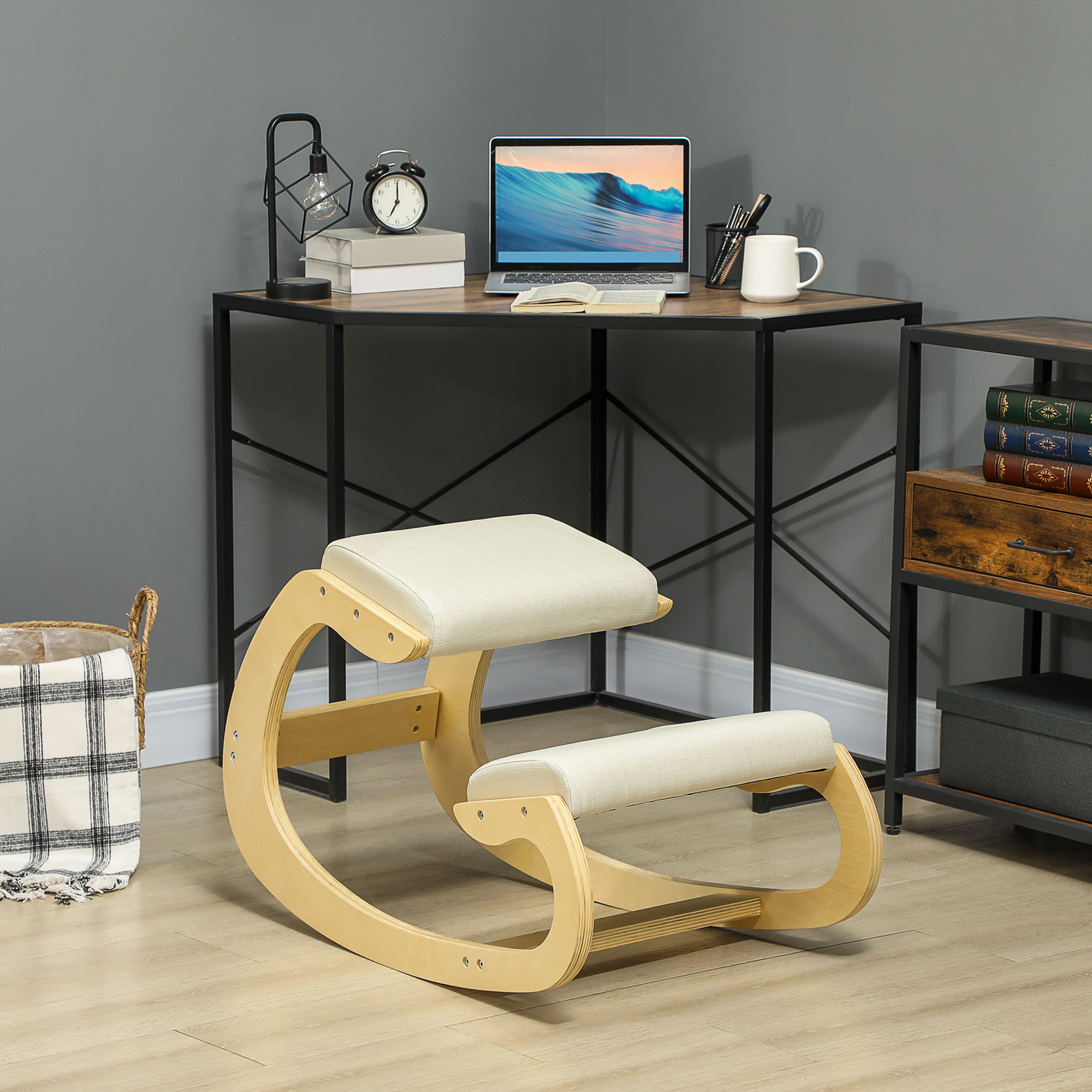 Una sedia ergonomica in legno con supporto per le ginocchia davanti a una scrivania.