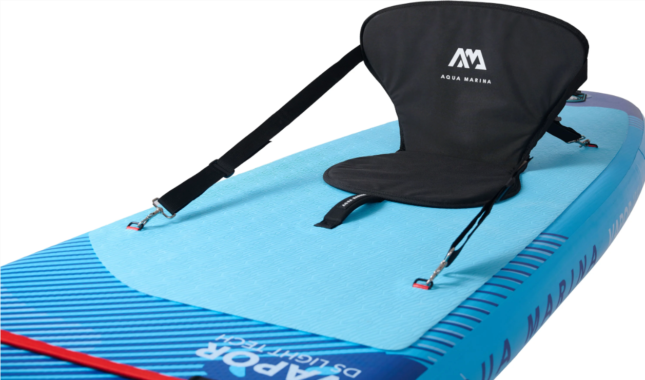 Un sedile da kayak nero con il logo Aqua Marina è fissato su una tavola SUP blu e turchese.