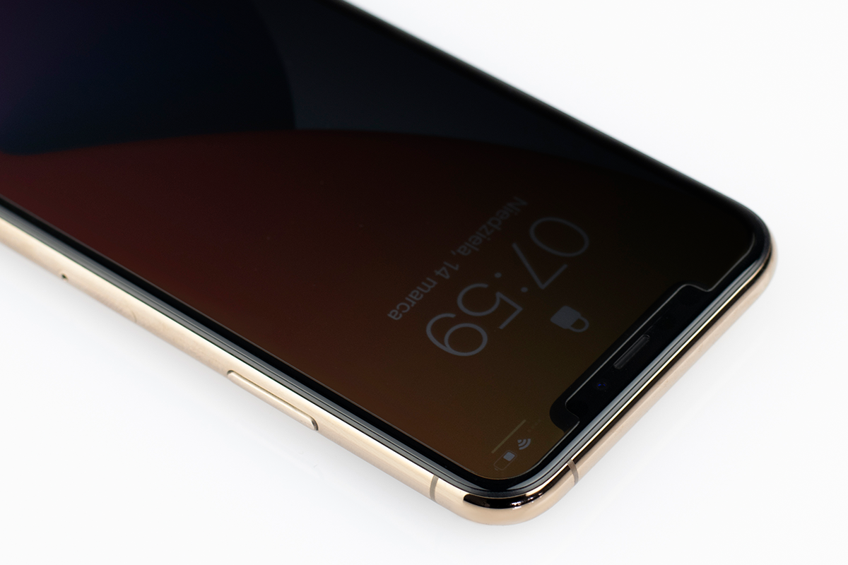 Smartfon z zablokowanym ekranem i zegarem na białym tle.