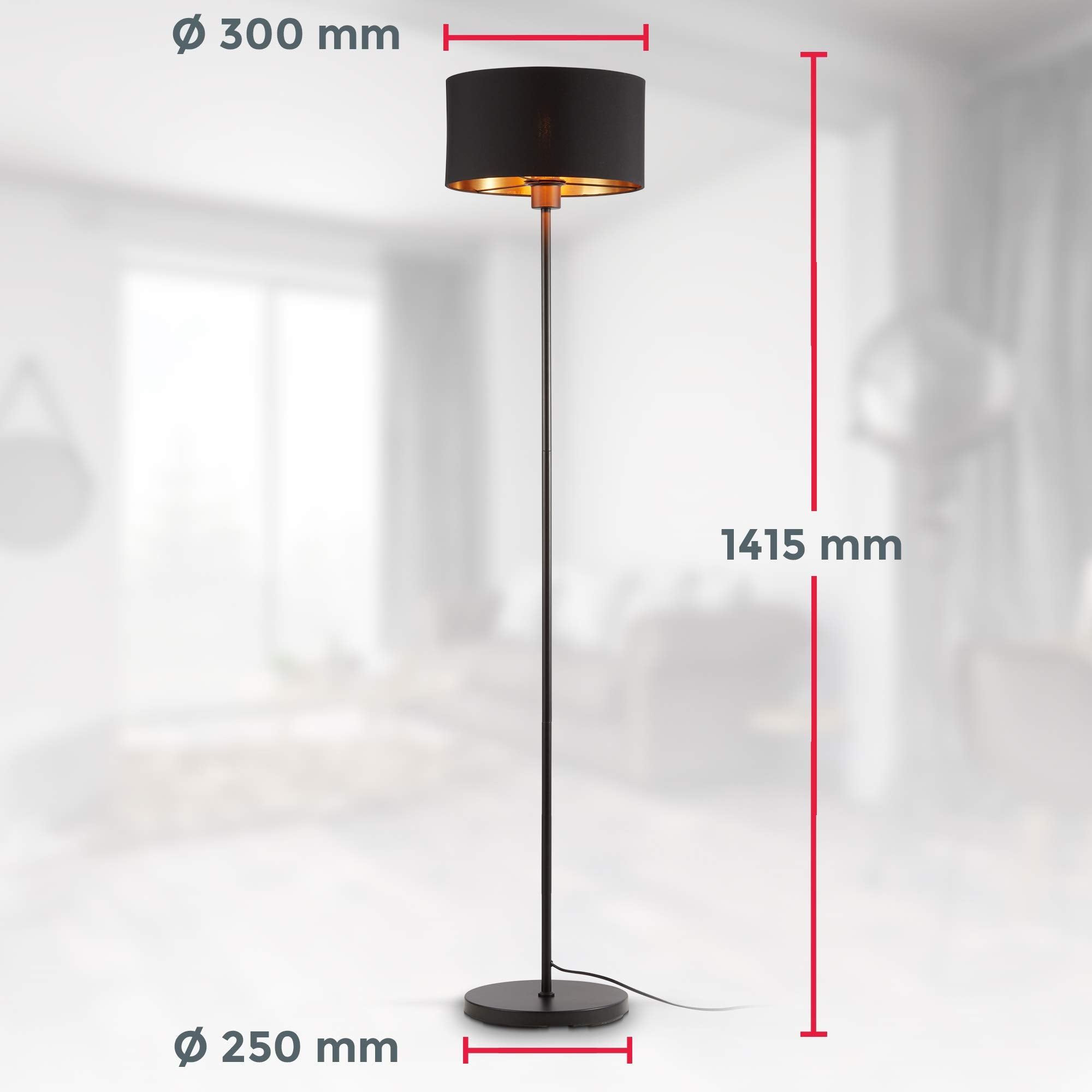 Lampada da terra nera con paralume interno dorato e misure in un soggiorno.