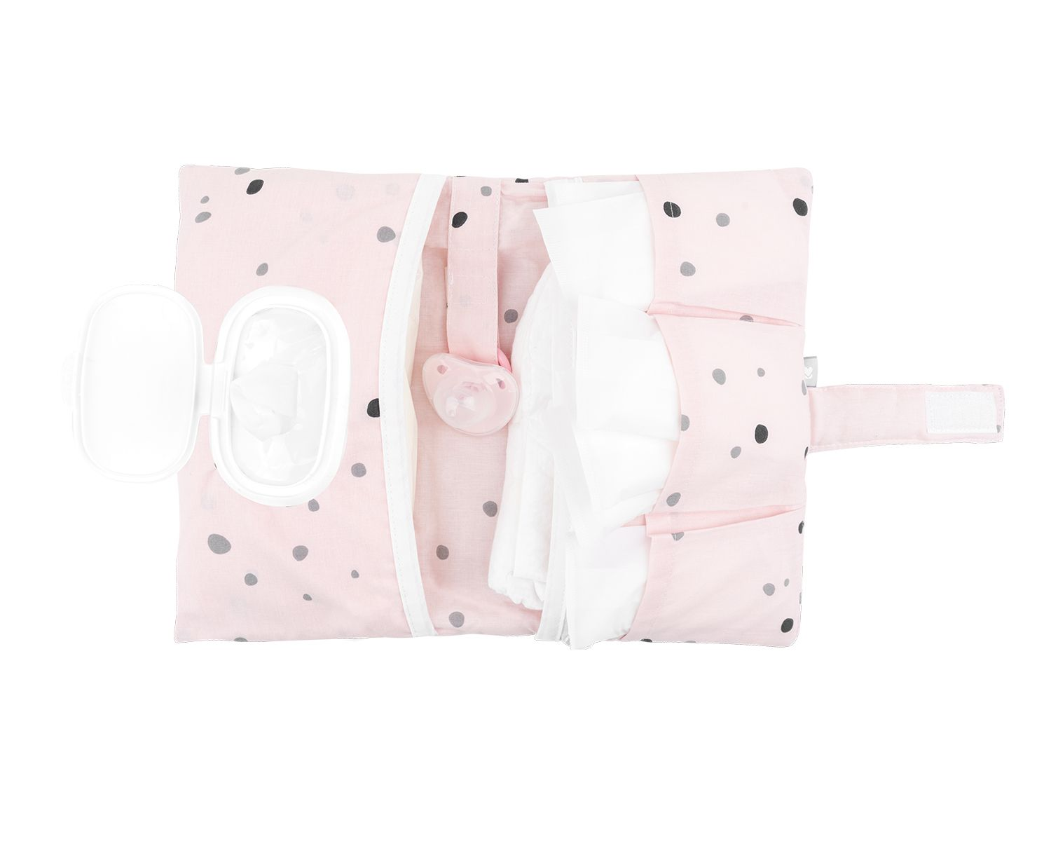 Eine offene rosa Wickeltasche mit Punkten, gefüllt mit Windeln, Tüchern und einem Schnuller vor weißem Hintergrund.
