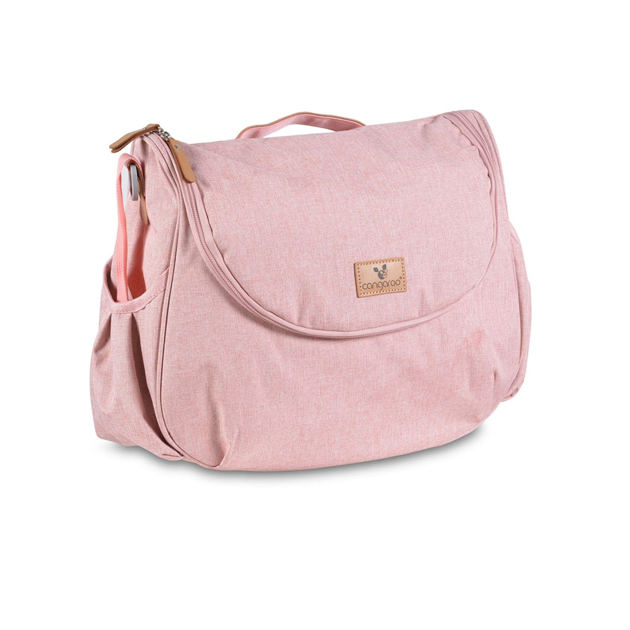 Eine rosa Wickeltasche aus Stoff mit braunen Lederakzenten und kleinem Markenlogo auf dem vorderen Überschlag vor weißem Hintergrund.
