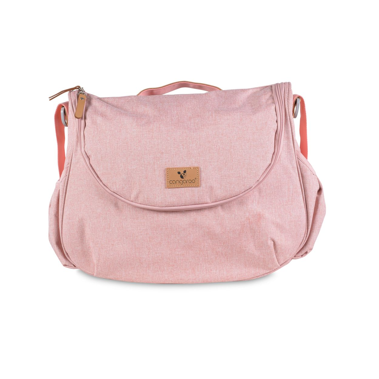 Eine rosa Wickeltasche mit braunem Logo und Henkel auf weißem Hintergrund.