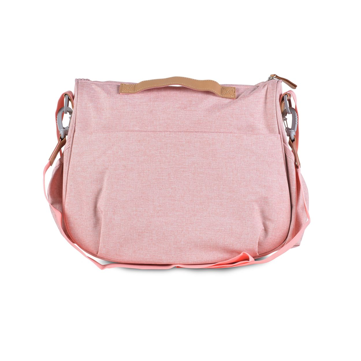 Eine rosafarbene Wickeltasche mit braunem Griff und Schultergurt vor einem weißen Hintergrund.