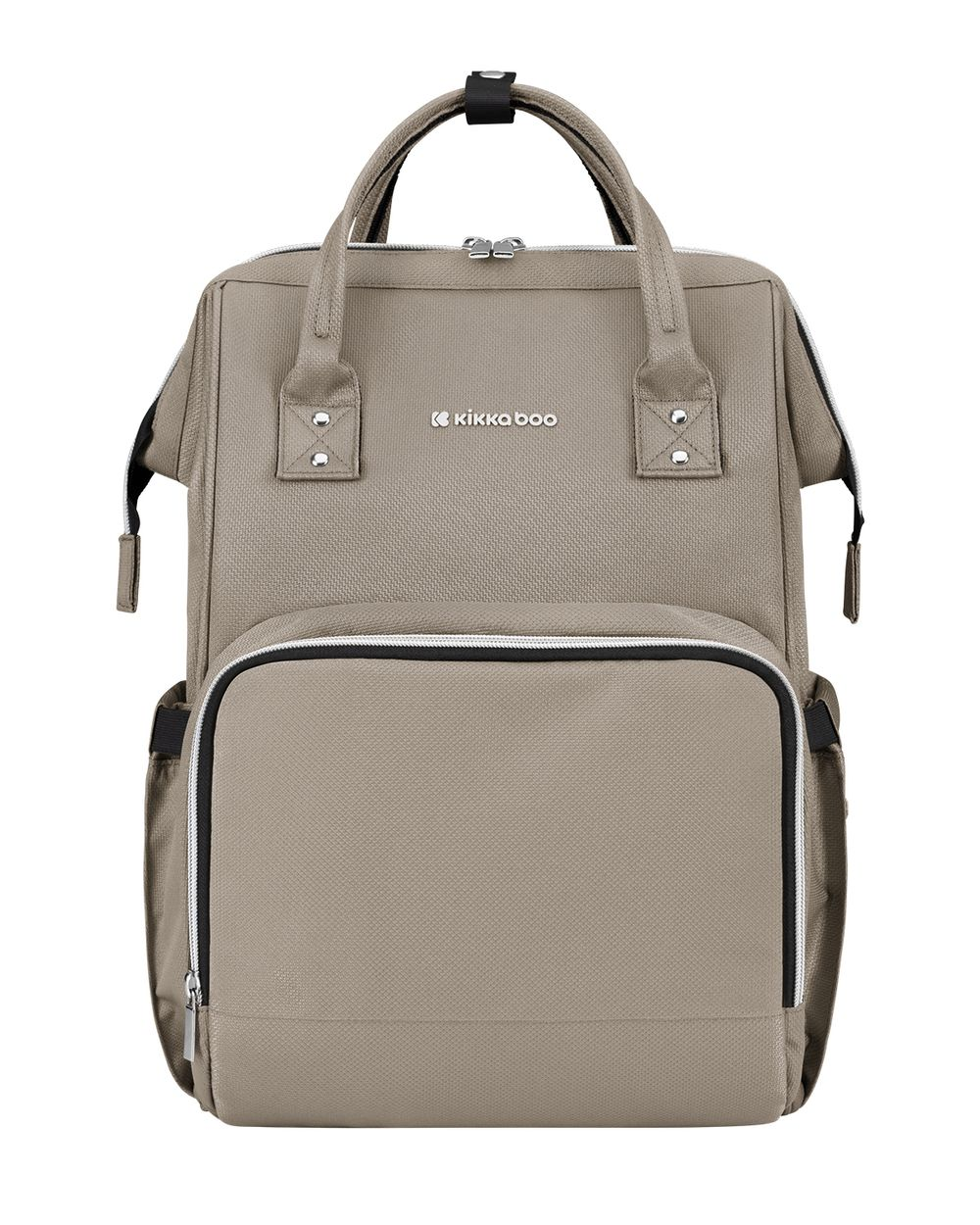 Ein grauer Kikka Boo Rucksack mit Reißverschlusstasche und oberen Henkeln auf weißem Hintergrund.