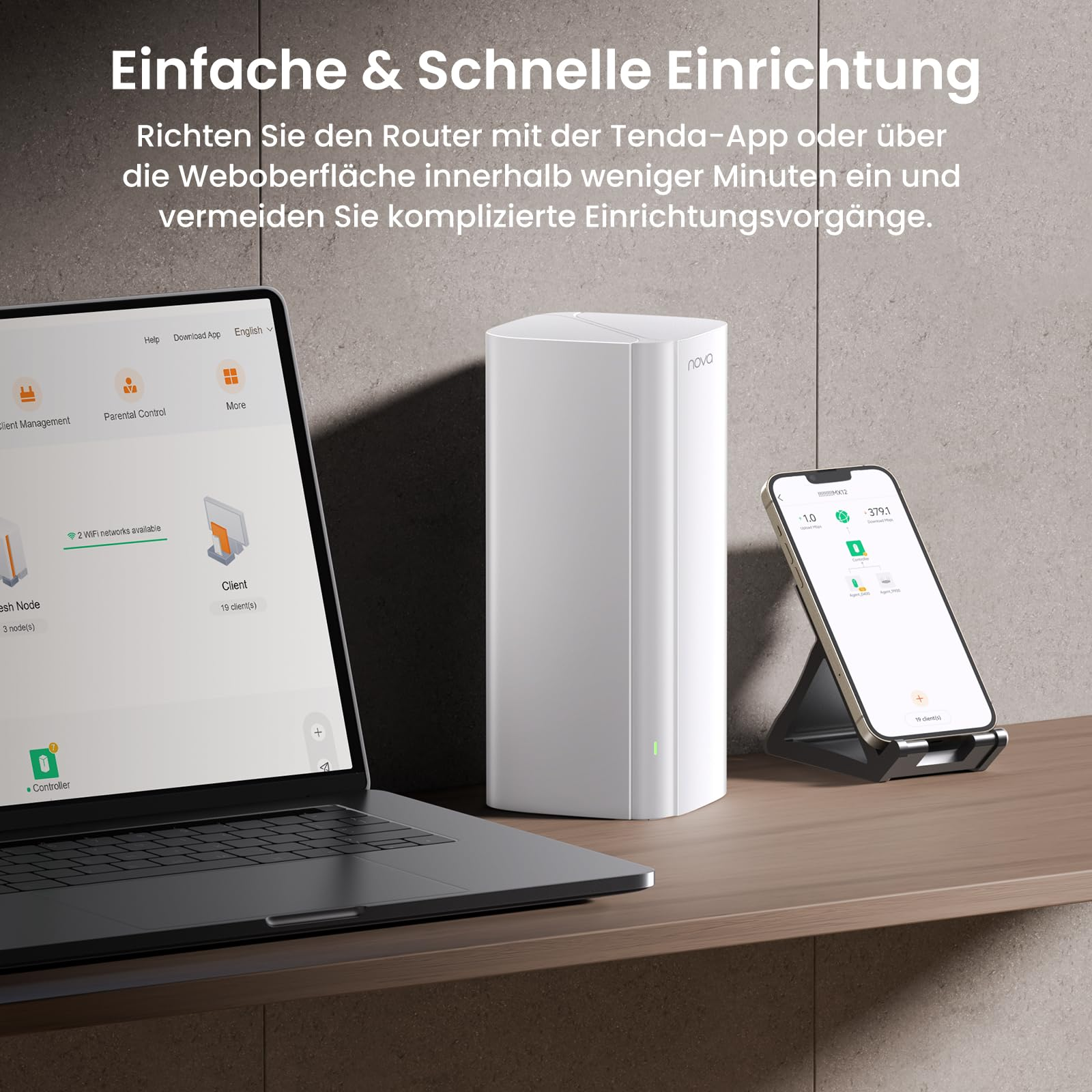 Un router Nova bianco, un laptop e uno smartphone su una scrivania di legno contro una parete grigia.