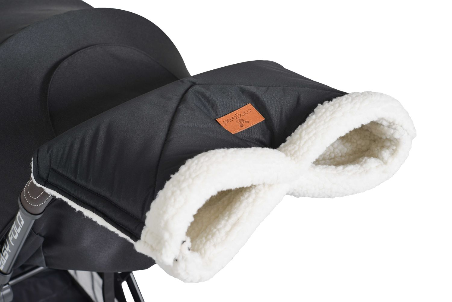 Schwarze Kinderwagen-Handmuffen mit weißem Fellfutter und braunem Lederetikett.