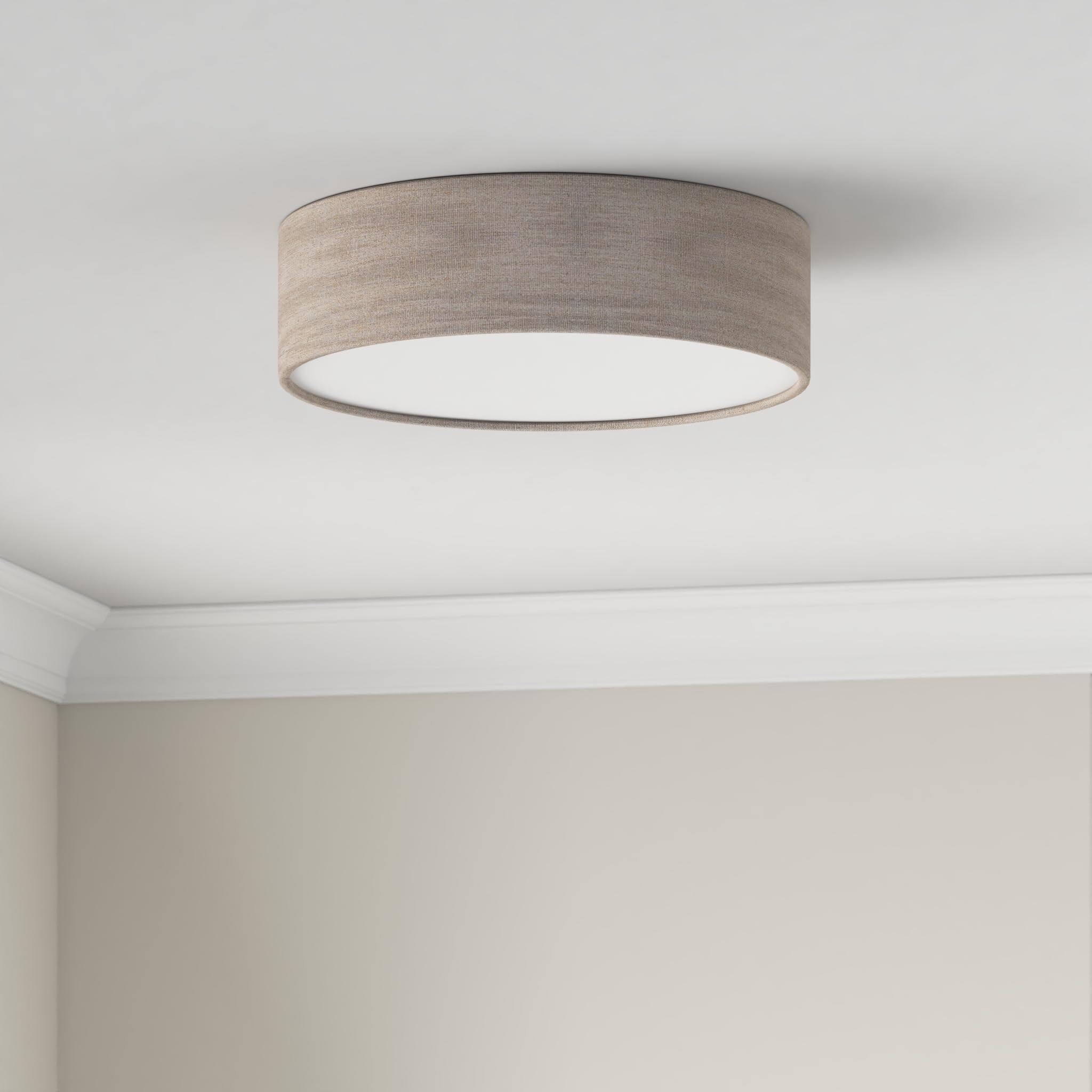 Una plafoniera rotonda in tessuto marrone su un soffitto bianco.