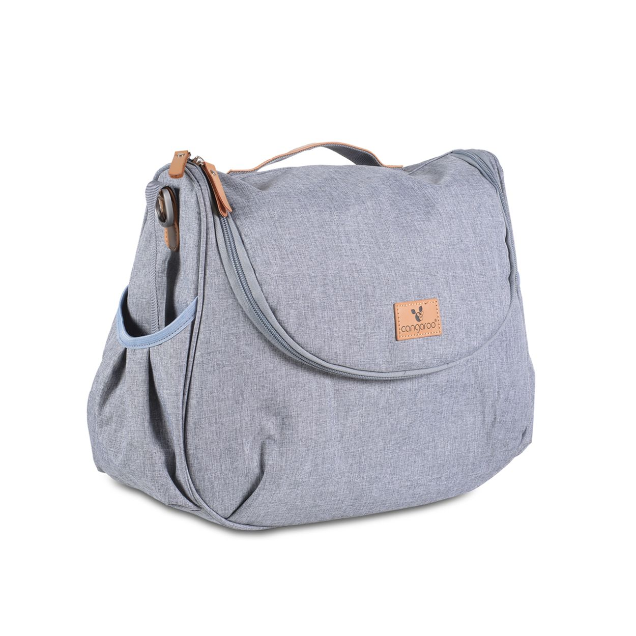 Eine graue Wickeltasche mit braunen Lederakzenten und Reißverschlüssen auf weißem Hintergrund.
