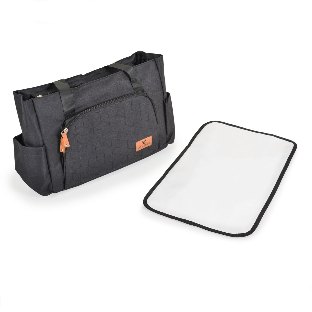 Eine schwarze Wickeltasche mit geometrischem Muster und eine weiße Wickelunterlage auf weißem Hintergrund.