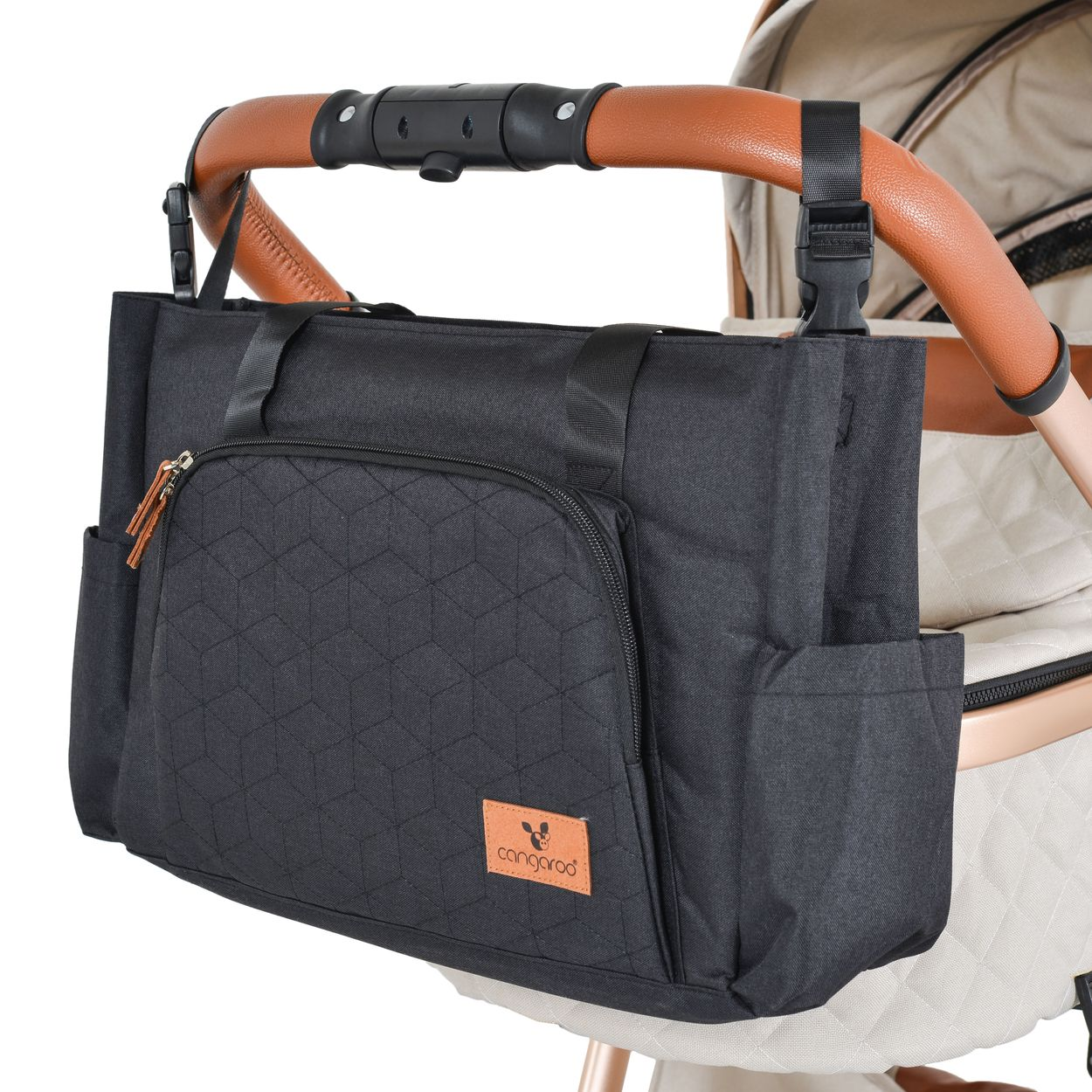 Eine schwarze Wickeltasche mit geometrischen Mustern hängt am Griff eines Kinderwagens.