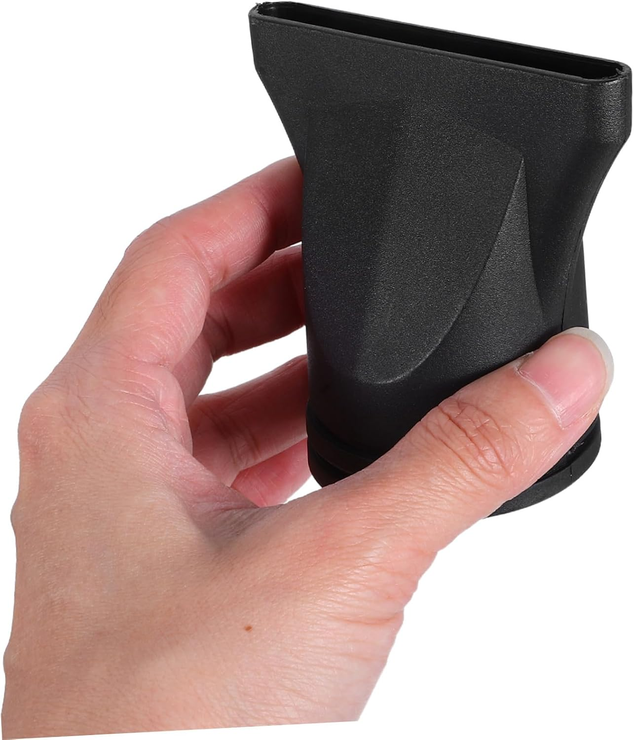 Eine Hand hält eine schwarze Föhndüse vor weißem Hintergrund.