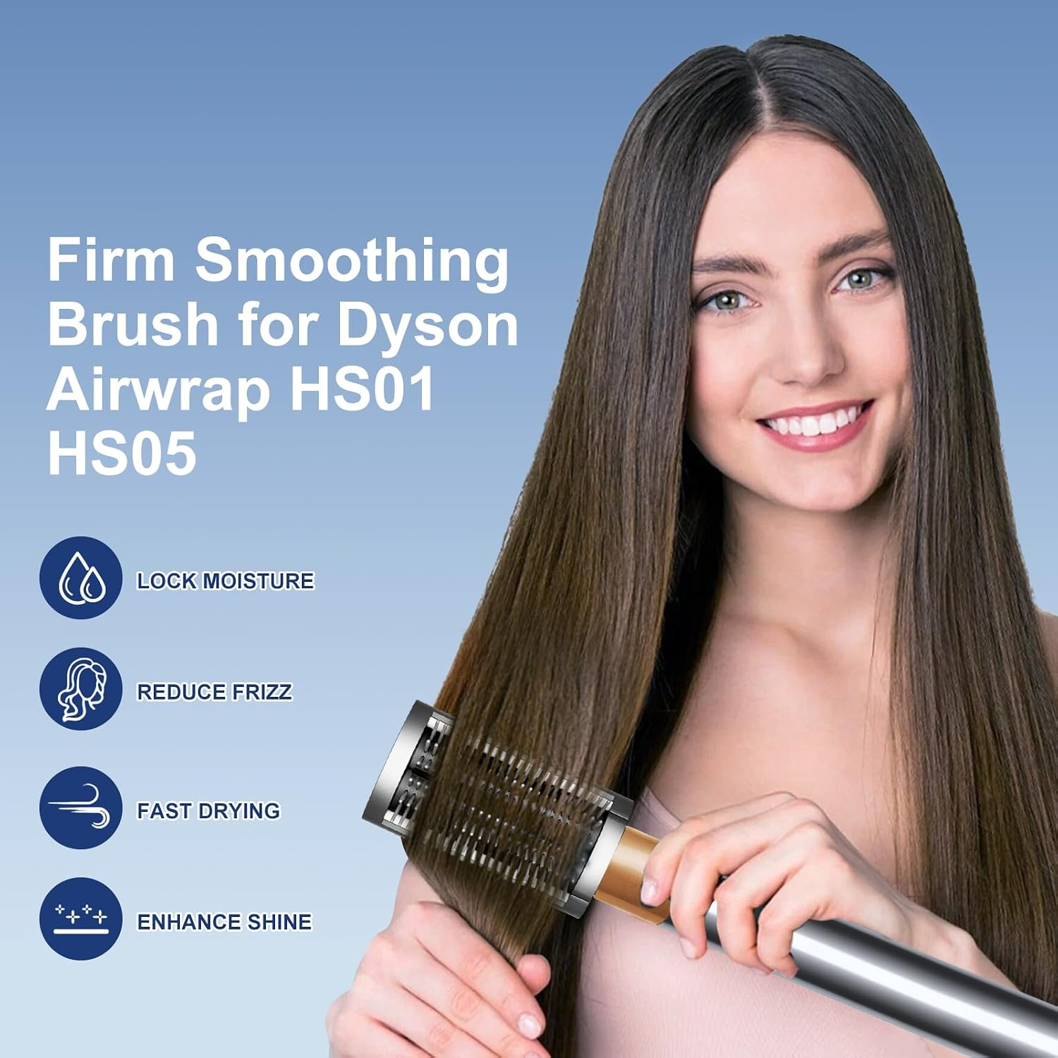 Eine lächelnde Frau benutzt eine Dyson Glättungsbürste, mit Produktvorteilen auf blauem Hintergrund.