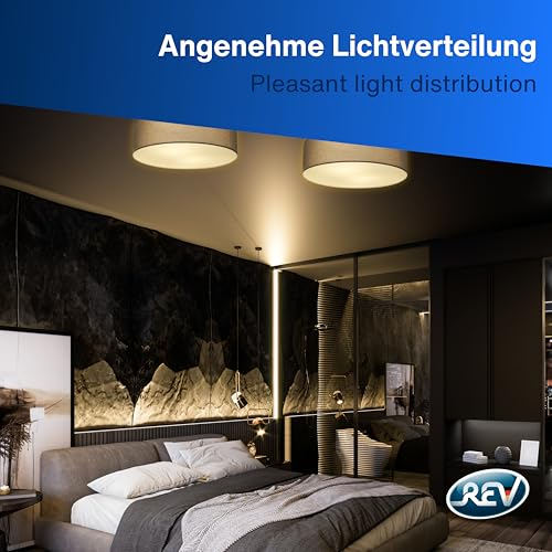Camera da letto accogliente con illuminazione a soffitto moderna e letto elegante.