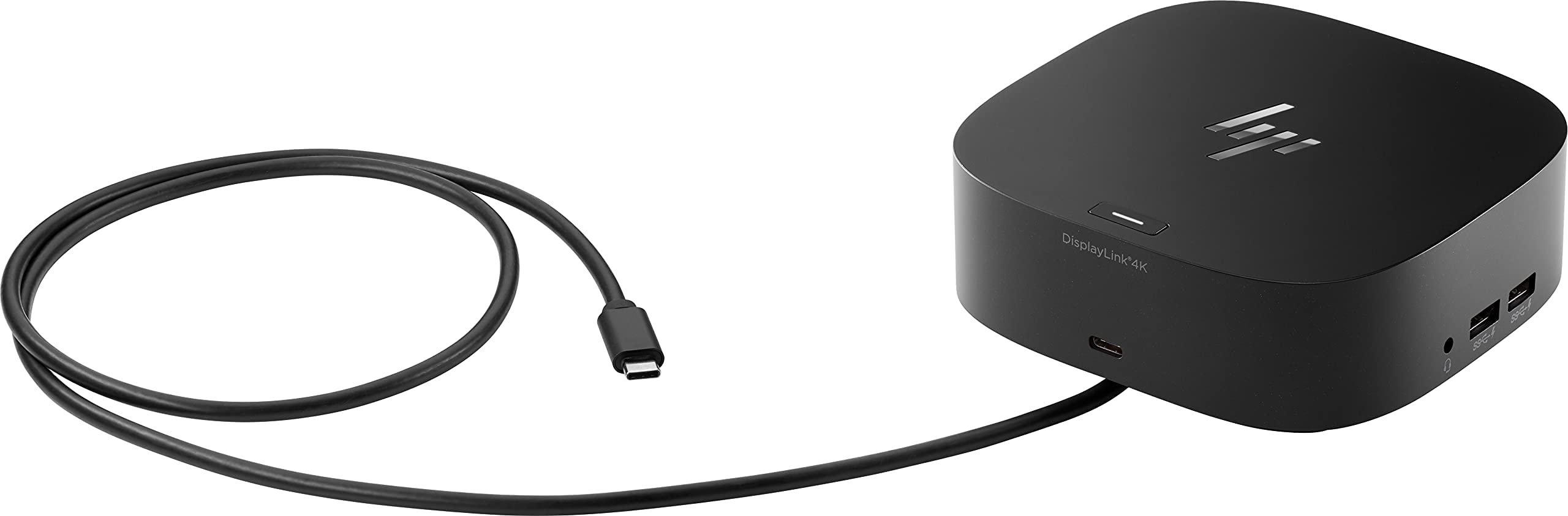 Una docking station USB-C HP nera con un cavo collegato e connettore USB-C su sfondo bianco.