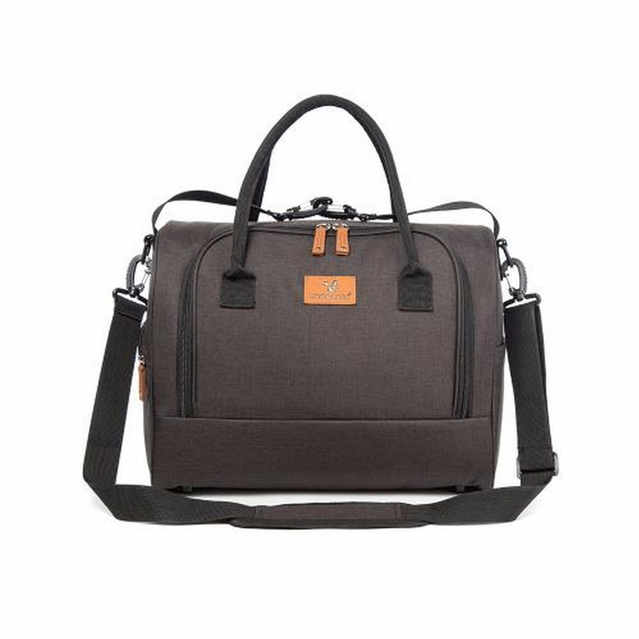 Eine dunkelgraue Reisetasche mit schwarzen Trägern, Reißverschlüssen und einem kleinen, hellbraunen Leder-Logopatch.