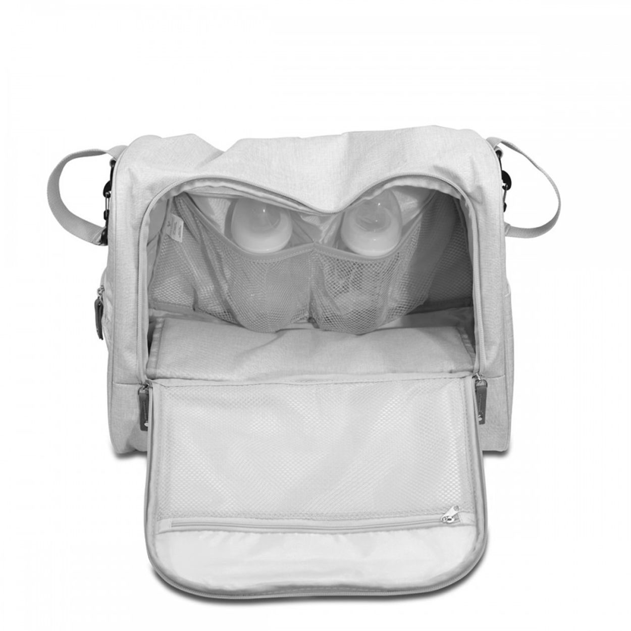Eine offene, hellgraue Wickeltasche mit Netztaschen und zwei Babyfläschchen innen, von vorne vor weißem Hintergrund gesehen.