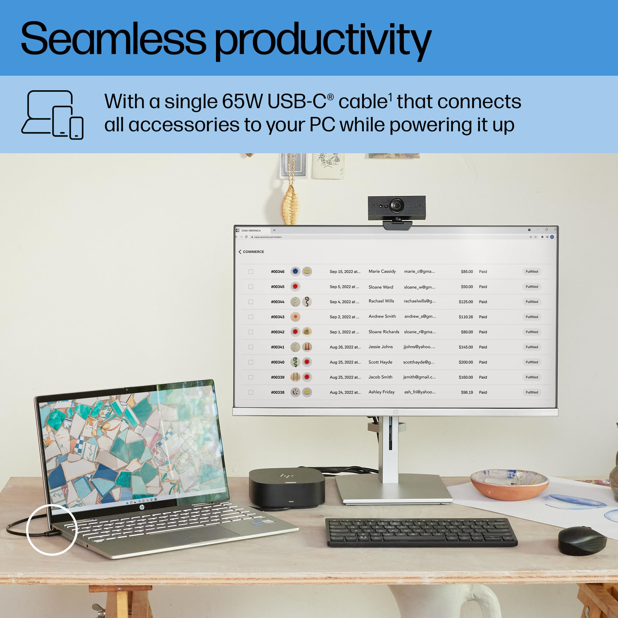 Un computer portatile è collegato a un monitor e ad accessori tramite un unico cavo USB-C su una scrivania di legno.