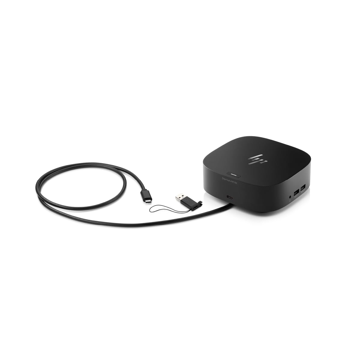 Stazione di docking HP nera con cavo USB-C collegato e un piccolo adattatore USB su sfondo bianco.